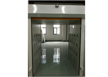 Ducha de aire farmacéutica del recinto limpio de la clase 100 con la puerta rápida del balanceo